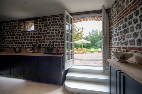 Een koelkast, een microgolfoven, een oven, een kookplaat