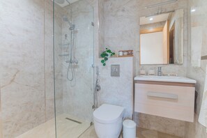 Haartrockner, Handtücher, Seife, Shampoo
