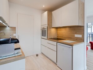 Réfrigérateur, four, lave-vaisselle