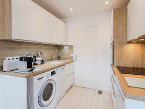 Fridge, oven, dishwasher, cookware/dishes/utensils