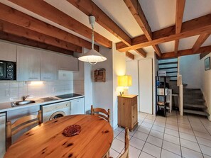 Fridge, oven, dishwasher, cookware/dishes/utensils