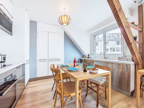 Kylskåp, mikrovågsugn, ugn och diskmaskin