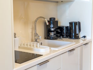 Kühlschrank, Mikrowelle, Kochgeschirr/Geschirr/Besteck