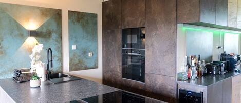 Fridge, oven, dishwasher, cookware/dishes/utensils