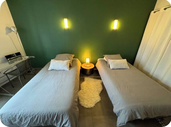Iron/ironing board, WiFi, bed sheets