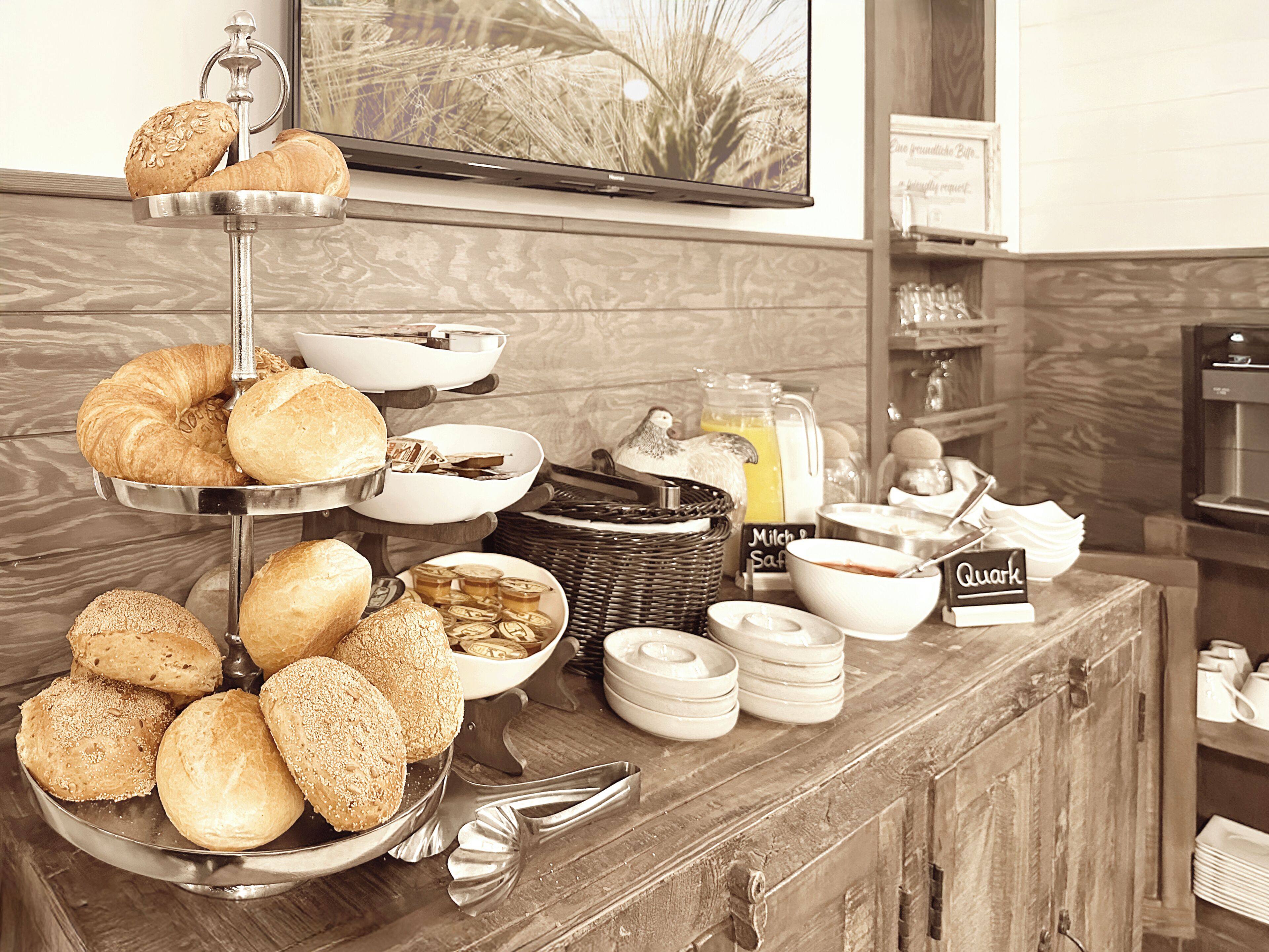 Tägliches Frühstücksbuffet (18.90 EUR pro Person)