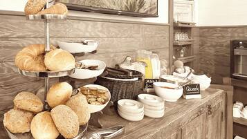 TĂ€gliches FrĂŒhstĂŒcksbuffet (18.90 EUR pro Person)