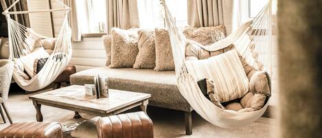 Suite, Balkon, Gartenblick | Wohnbereich | Fernseher