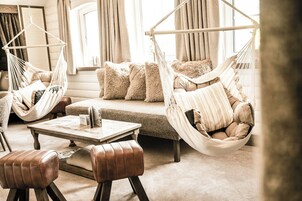 套房, 阳台, 花园景观 | 起居区 | 平板电视