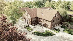 Ein Bauernhaus mit Innenhof, überdachter Veranda und Backsteinfassade.