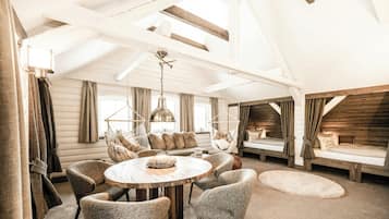 Suite, balcón, vista al jardín | Área de sala de estar | Televisión