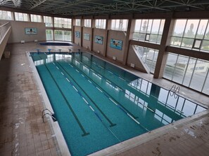 Kolam renang indoor