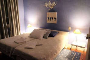 6 bedrooms, travel cot