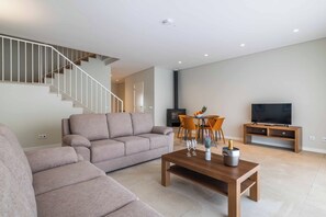 TV - DK Stays Residences Albufeira M10 (Albufeira)