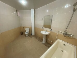 Ein Badezimmer mit Toilette, Waschbecken und Badewanne.