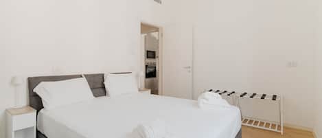 2 habitaciones y tabla de planchar con plancha