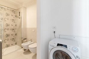 Shower, hair dryer, bidet, towels