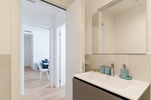 Shower, hair dryer, bidet, towels