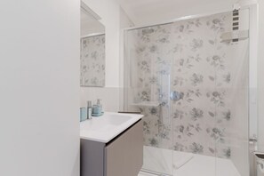 Douche, sèche-cheveux, bidet, serviettes fournies