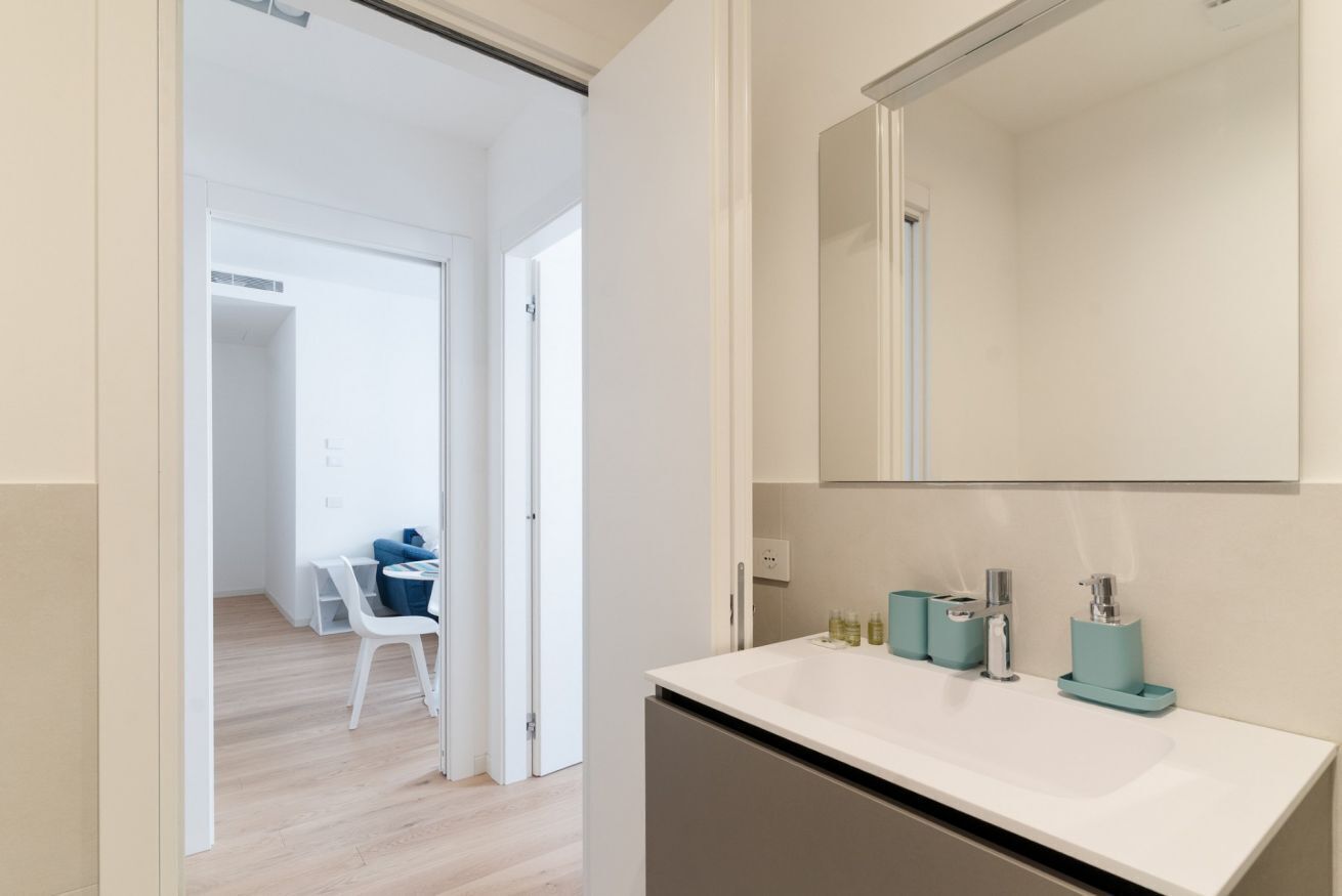 Douche, sèche-cheveux, bidet, serviettes fournies