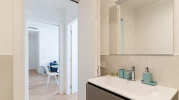 Douche, sèche-cheveux, bidet, serviettes fournies