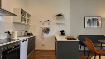 Kühlschrank, Mikrowelle, Ofen, Geschirrspüler