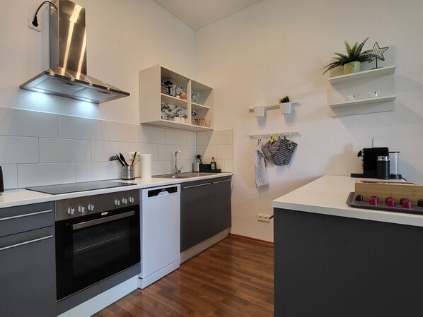 Kühlschrank, Mikrowelle, Ofen, Geschirrspüler