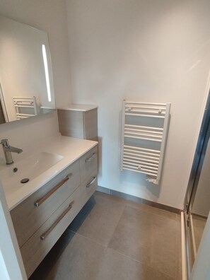 Dusche, Haartrockner, Handtücher, Seife