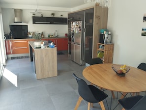 Dining - Provencal villa with pool and garden; very close to Avignon; air-conditioned  (Les Angles)