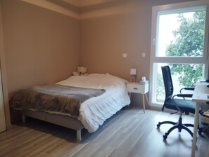 4 bedrooms, iron/ironing board, free WiFi, bed sheets