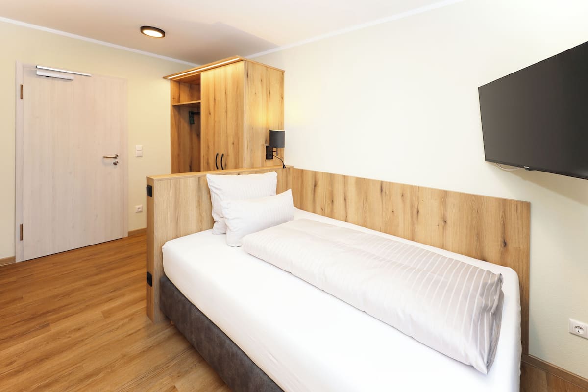 Comfort Single Room | Peralatan tempat tidur hipoalergenik, peti besi dalam bilik 