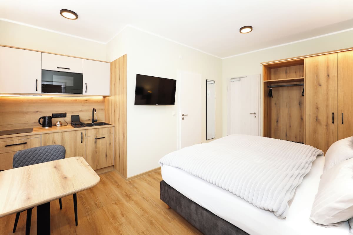 Habitación clásica | Cocina privada | Refrigerador, parrilla de estufa, periquera y utensilios de cocina