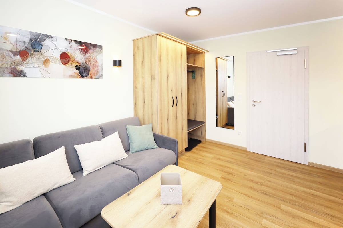 Comfort-Zimmer | Wohnbereich | 93-cm-Flachbildfernseher mit Satellitenempfang