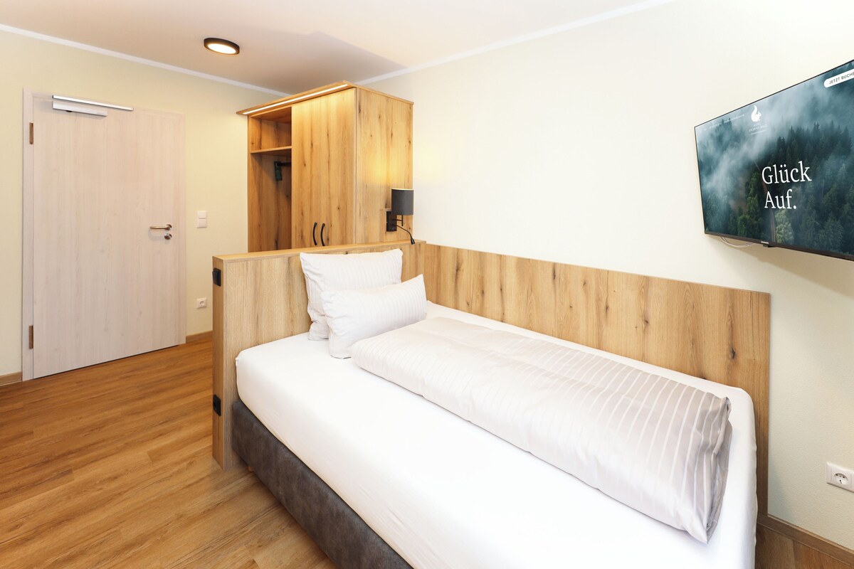 Comfort Single Room, Mountain View | Hypo-allergenic bedding, in-room safe, blackout curtains, free WiFi