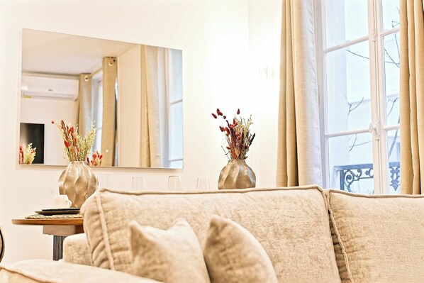 Apartment | Living area - Magnificent Air-conditioned Flat Galeries Lafayette (Paris)