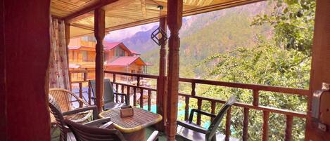 Dúplex clásico, balcón, vista a la colina | Terraza o patio