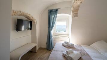3 bedrooms, iron/ironing board, bed sheets