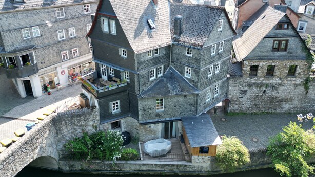 A historic building with a steeply pitched roof, stone walls, and multiple windows. - Boutique-Hotel Stadtherberge Wetzlar (Wetzlar)
