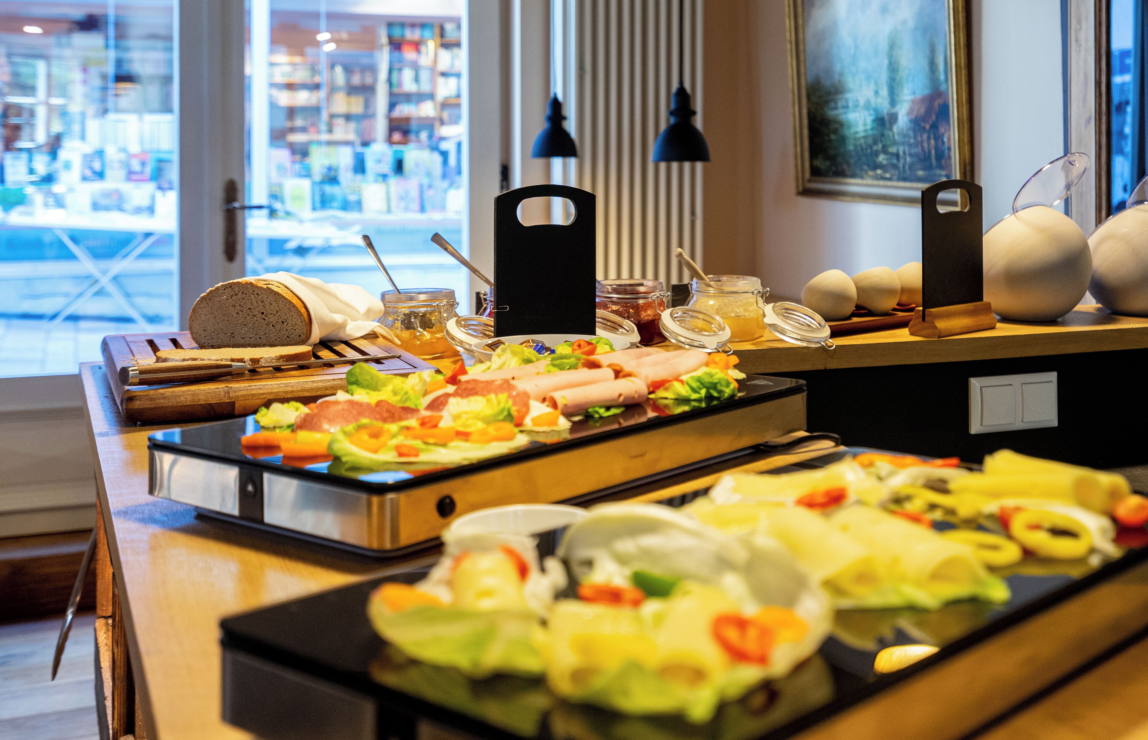 Een buffet met verschillende soorten eten en sauzen.