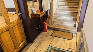 Una escalera de madera con un acuario de vidrio al final.