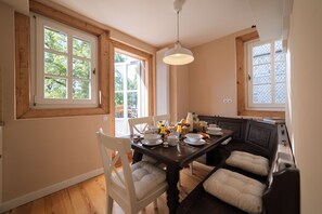 Brückenblick mit Lahnrauschen (Apartment 33) | In-room dining