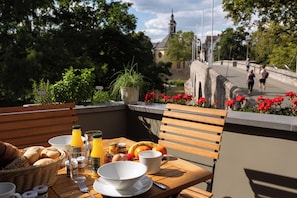 Brückenblick mit Lahnrauschen (Apartment 33) | Terassi/patio