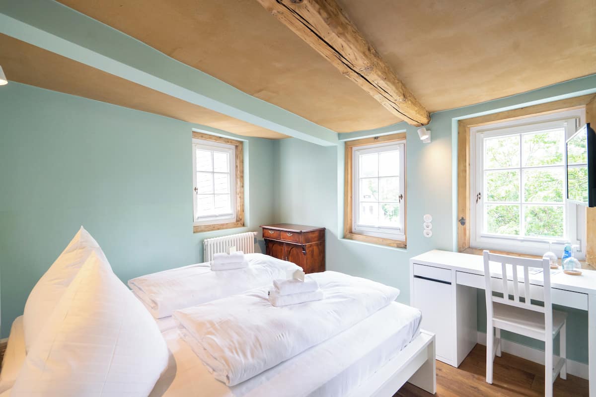 Lahnwehr mit Flussrauschen (Zimmer 44) | In-room safe, soundproofing, free WiFi