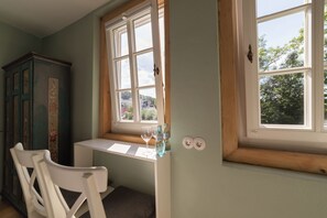 Lahnblick mit Flussrauschen (Zimmer 34) | In-room safe, soundproofing, free WiFi
