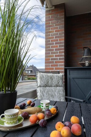 Unclassified image, 5 of 43, button