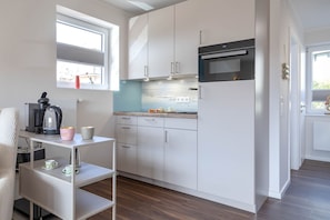 Fridge, microwave, dishwasher, coffee/tea maker - Daylight - Modern 1 room corner apartment on the beach with balcony and parking space (Sylt)