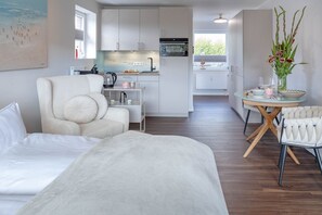 Unclassified image, 3 of 43, button