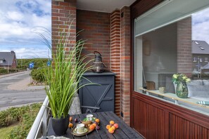 Outdoor dining - Daylight - Modern 1 room corner apartment on the beach with balcony and parking space (Sylt)