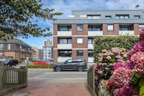 Exterior - Daylight - Modern 1 room corner apartment on the beach with balcony and parking space (Sylt)