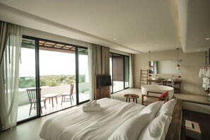 Premium bedding, free minibar, blackout drapes, free WiFi